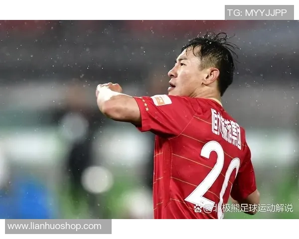 从街头到绿茵场不上大学的足球明星如何逆袭成就辉煌人生